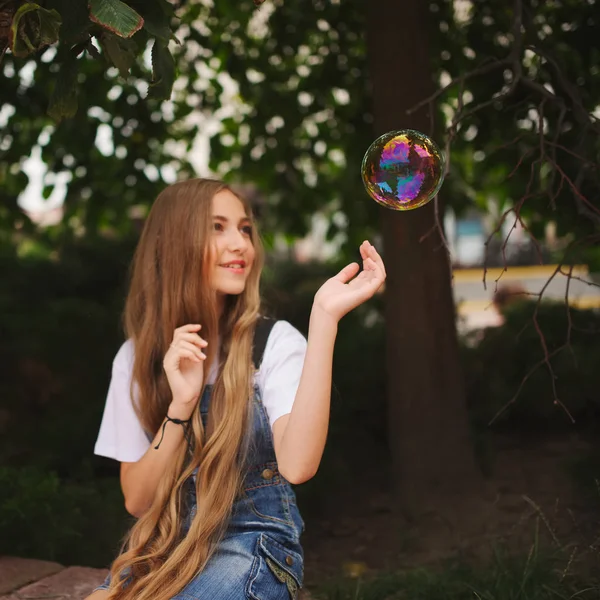 Uzun saçlı güzel genç kız — Stok fotoğraf