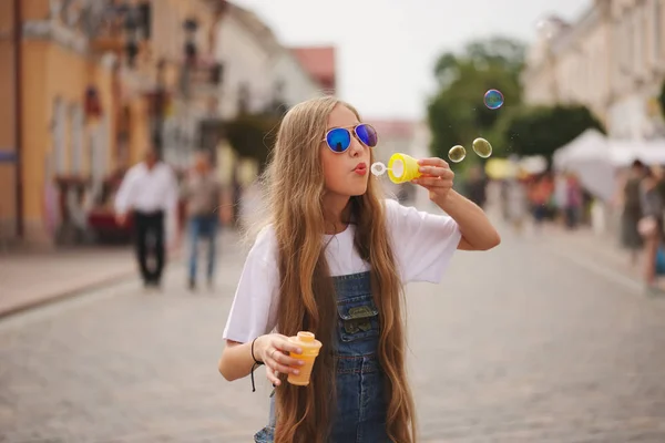 Uzun saçlı güzel genç kız — Stok fotoğraf