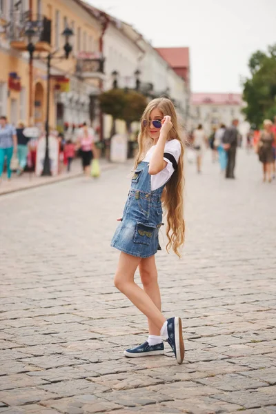 uzun saçlı güzel genç kız