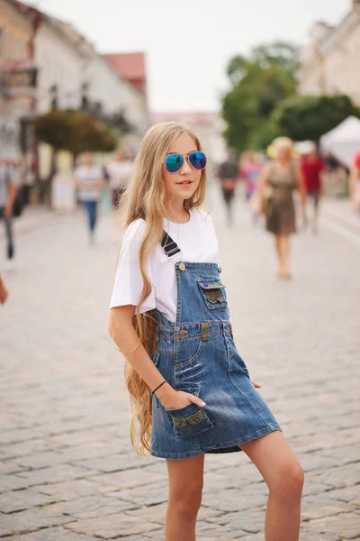 Mooi meisje met lange haren — Stockfoto