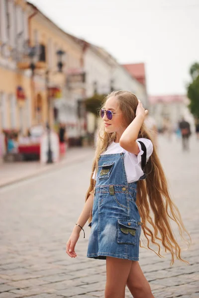 Belle jeune fille aux cheveux longs — Photo