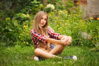 uzun saçlı güzel genç kız