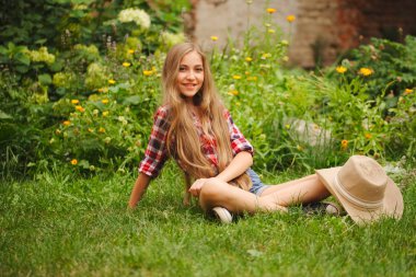 uzun saçlı güzel genç kız