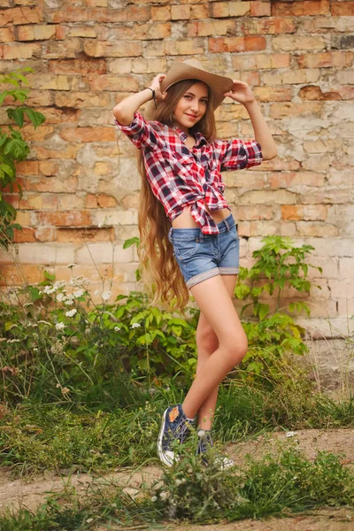 uzun saçlı güzel genç kız