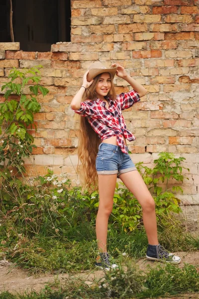 Bela jovem com cabelo comprido — Fotografia de Stock