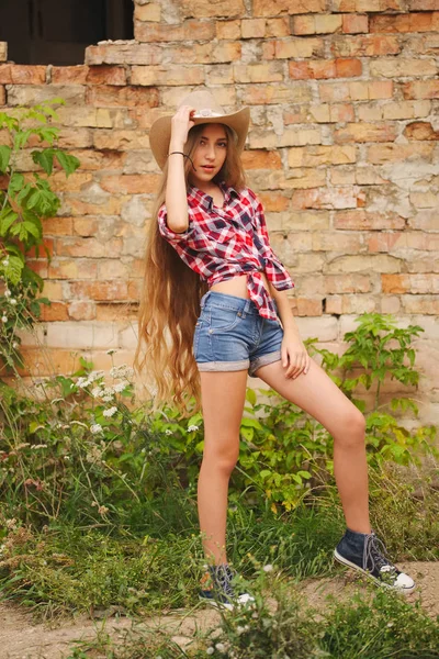 Bela jovem com cabelo comprido — Fotografia de Stock