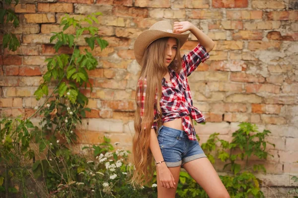 Bela jovem com cabelo comprido — Fotografia de Stock