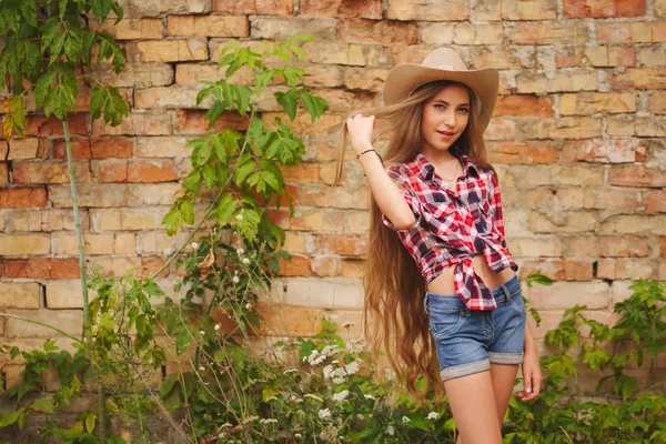 uzun saçlı güzel genç kız