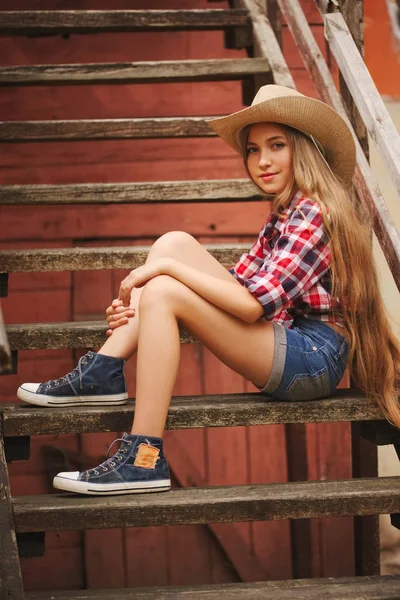 uzun saçlı güzel genç kız