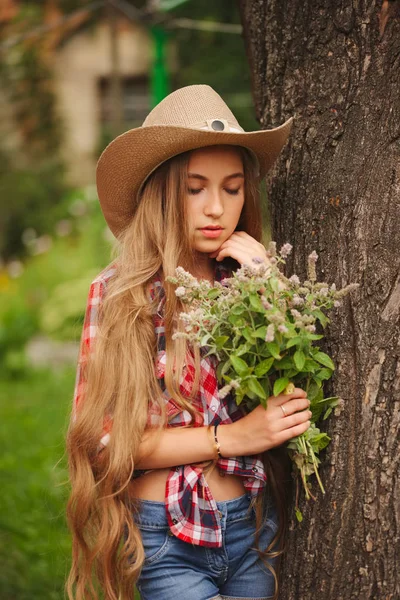 uzun saçlı güzel genç kız