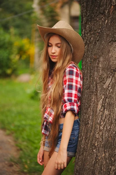 Belle jeune fille aux cheveux longs — Photo