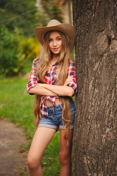 uzun saçlı güzel genç kız