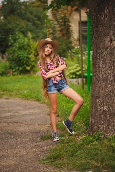 uzun saçlı güzel genç kız