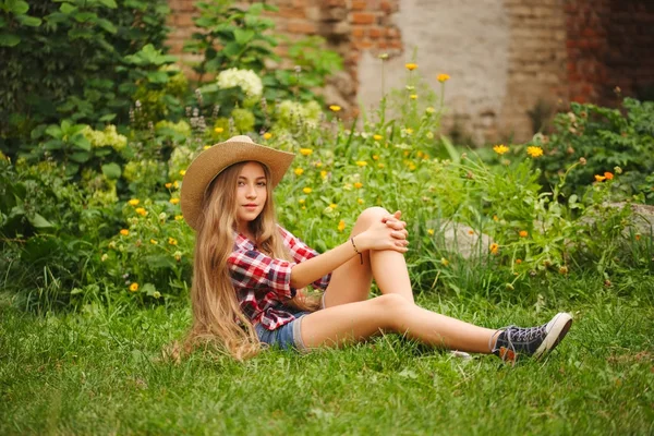 Krásná mladá dívka s dlouhými vlasy — Stock fotografie