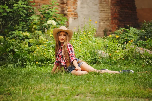 uzun saçlı güzel genç kız