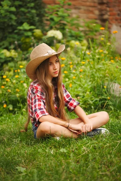 uzun saçlı güzel genç kız