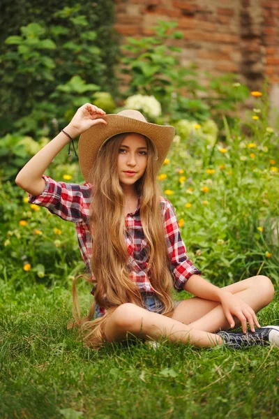 Mooi meisje met lange haren — Stockfoto