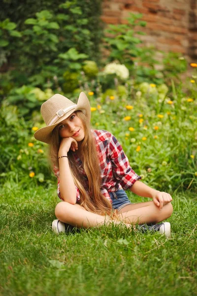 Beautiful young girl with long hair — Stock Photo, Image