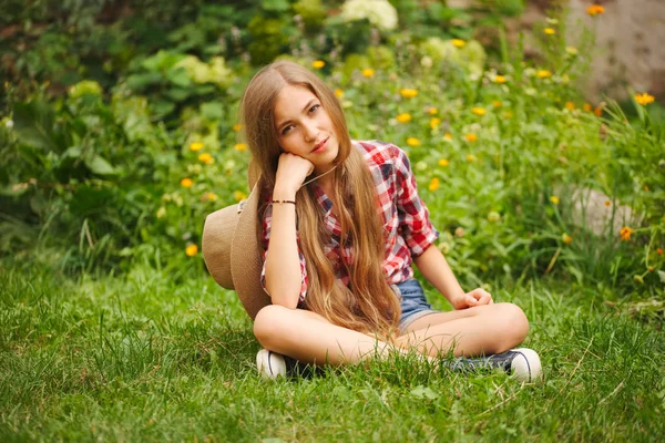 uzun saçlı güzel genç kız