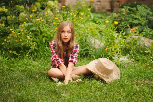 uzun saçlı güzel genç kız