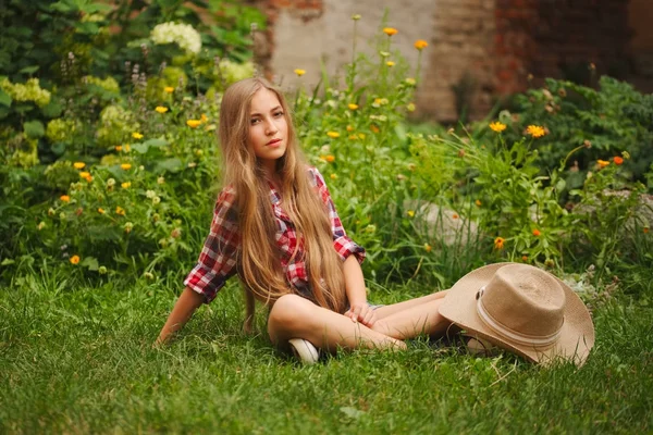 uzun saçlı güzel genç kız