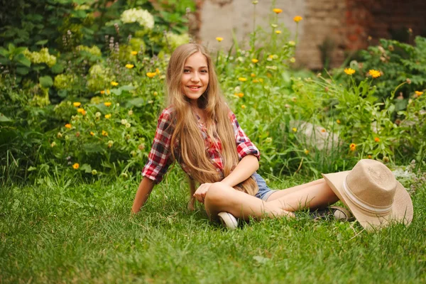 Beautiful young girl with long hair — Stock Photo, Image