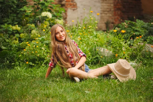 Beautiful young girl with long hair — Stock Photo, Image