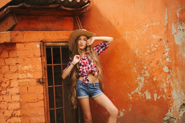 uzun saçlı güzel genç kız