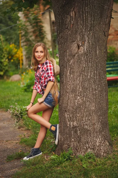 Mooi meisje met lange haren — Stockfoto