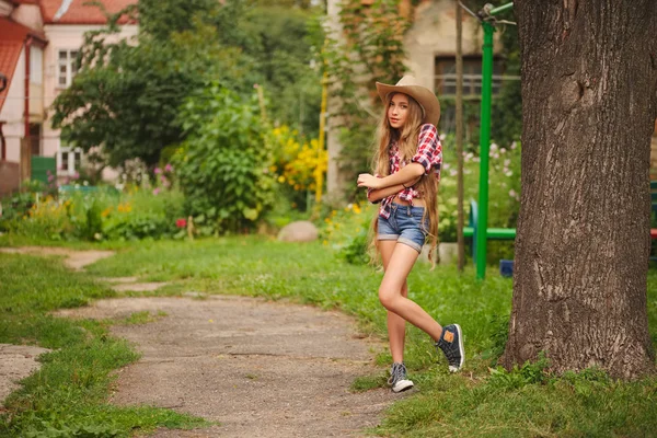 uzun saçlı güzel genç kız