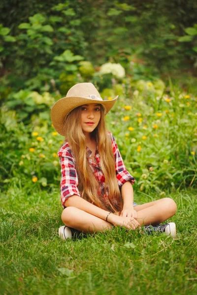 長い髪と美しい若い女の子 — ストック写真