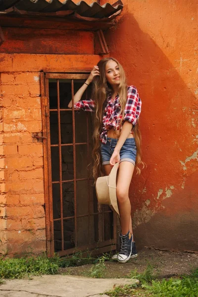 uzun saçlı güzel genç kız