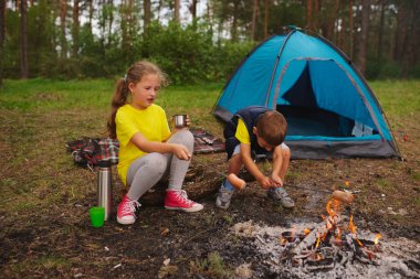 mutlu çocuk ormanda hiking
