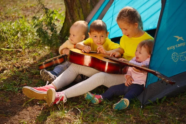 Glückliche Kinder wandern im Wald — Stockfoto