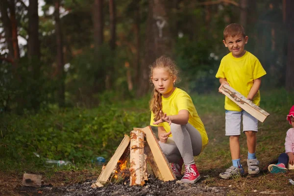 Bambini felici escursioni nella foresta — Foto Stock