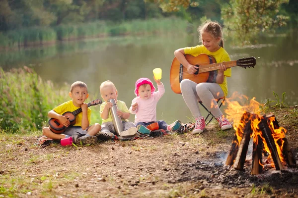 Gelukkige kinderen wandelen in het bos — Stockfoto