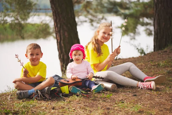 Niños felices caminando en el bosque — Foto de Stock