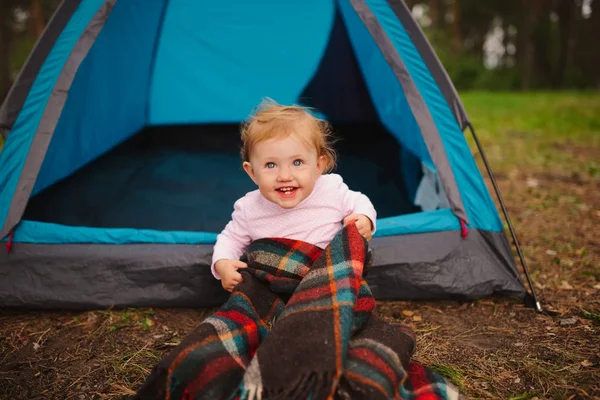 Enfants heureux randonnée dans la forêt — Photo