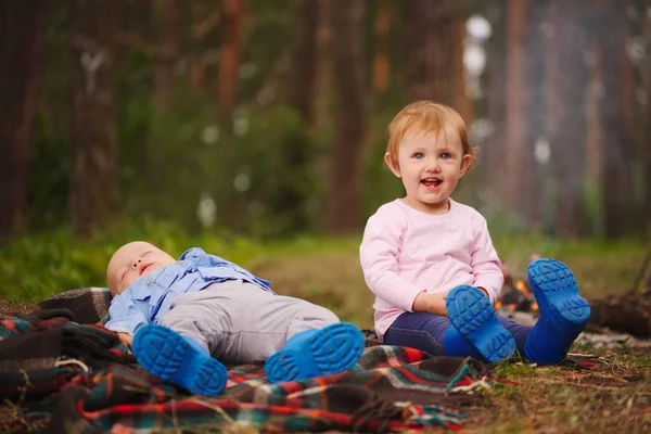 Happy children hiking in the forest — Stock Photo, Image