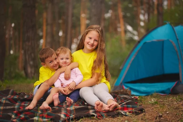 幸せな子供の森でのハイキング — ストック写真