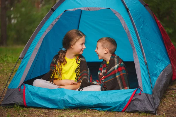 Bambini felici escursioni nella foresta — Foto Stock