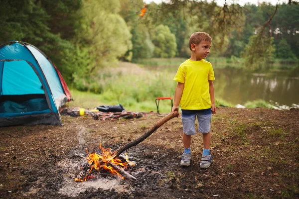 mutlu çocuk ormanda hiking