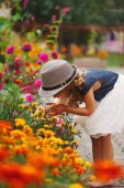 kleines schönes Mädchen im Blumenpark