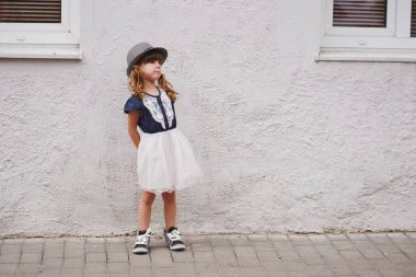 sevimli küçük kaprisli kız sokakta