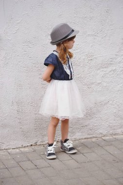 sevimli küçük kaprisli kız sokakta