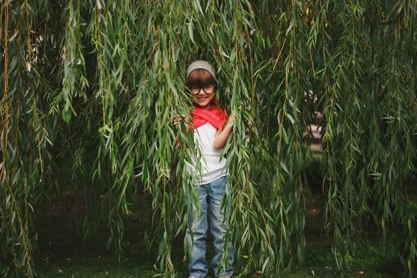 Niña escondida en el follaje de sauce — Foto de Stock