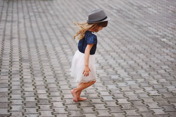 Pequena menina descalça bonita no parque — Fotografia de Stock