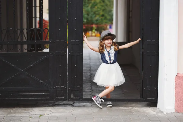 Маленька смішна дівчинка позує на відкритому повітрі — стокове фото