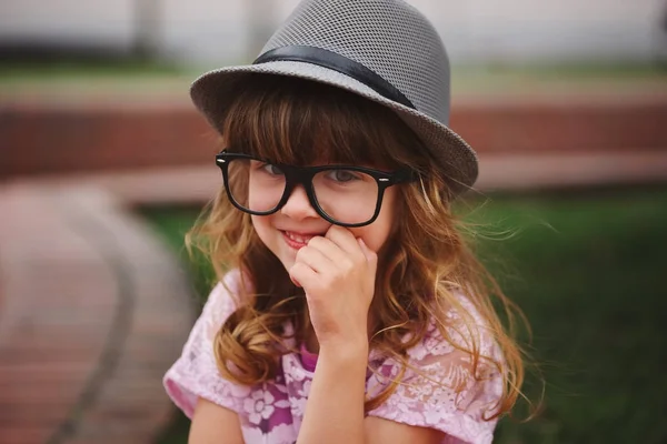 Piccola ragazza hipster con grandi occhiali — Foto Stock