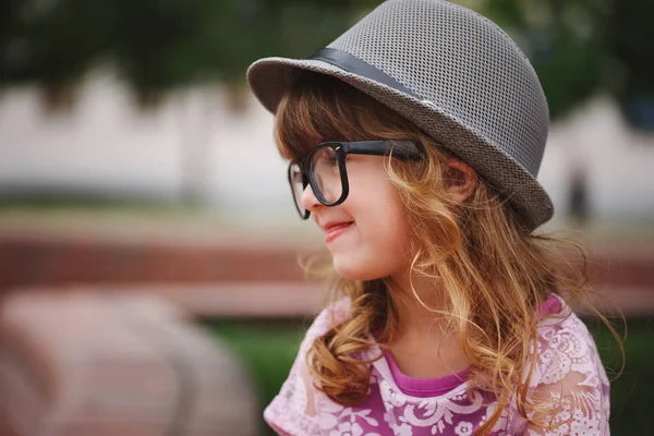 戴着大眼镜的小时髦女孩。 — 图库照片